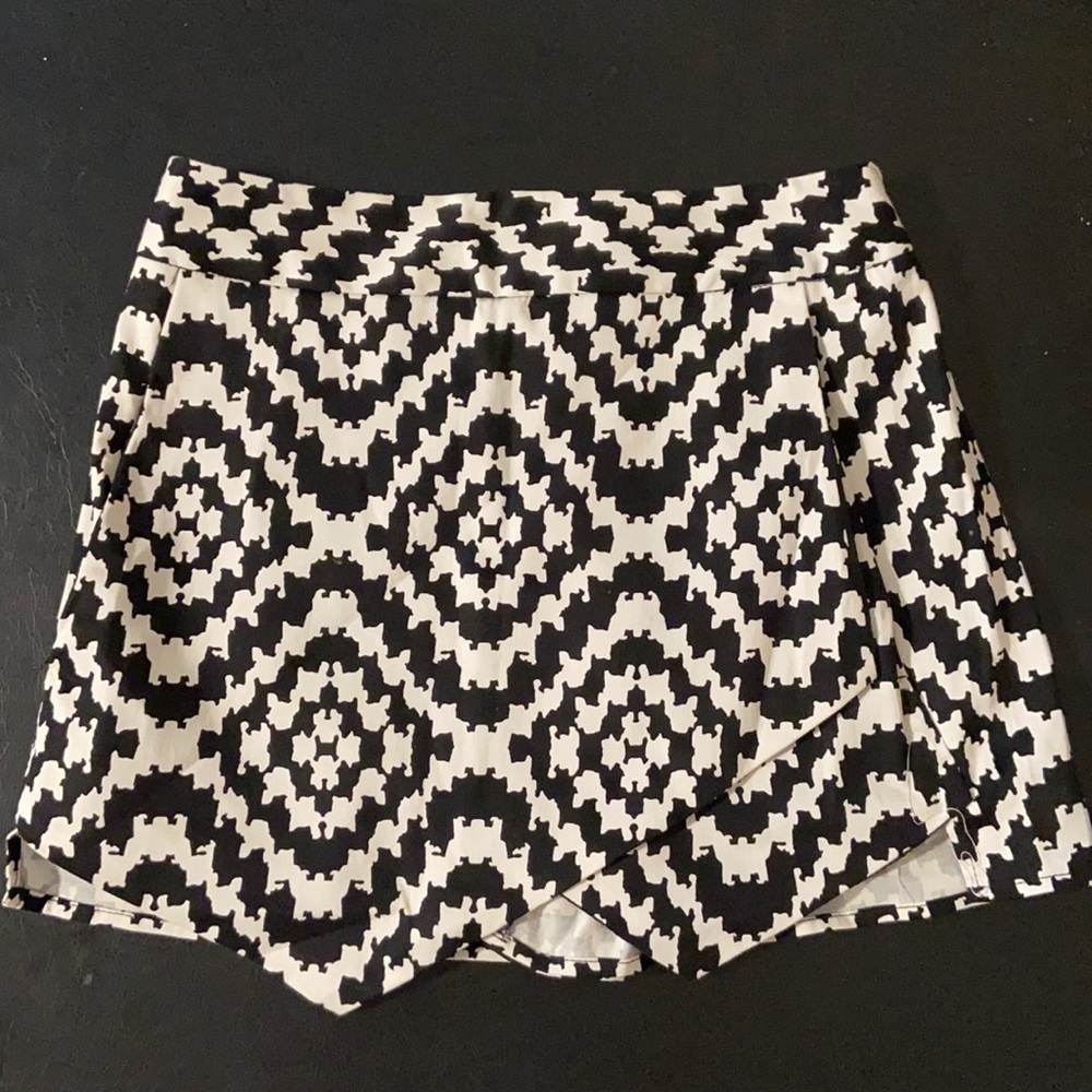 Aqua black and white skirt Size Small
